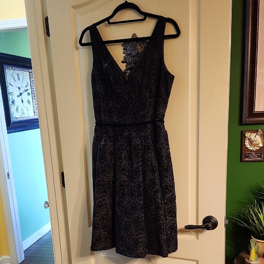 EVAN PICONE BLACK VELVET ROSE PATTERNED MIDI DRESS with BELT